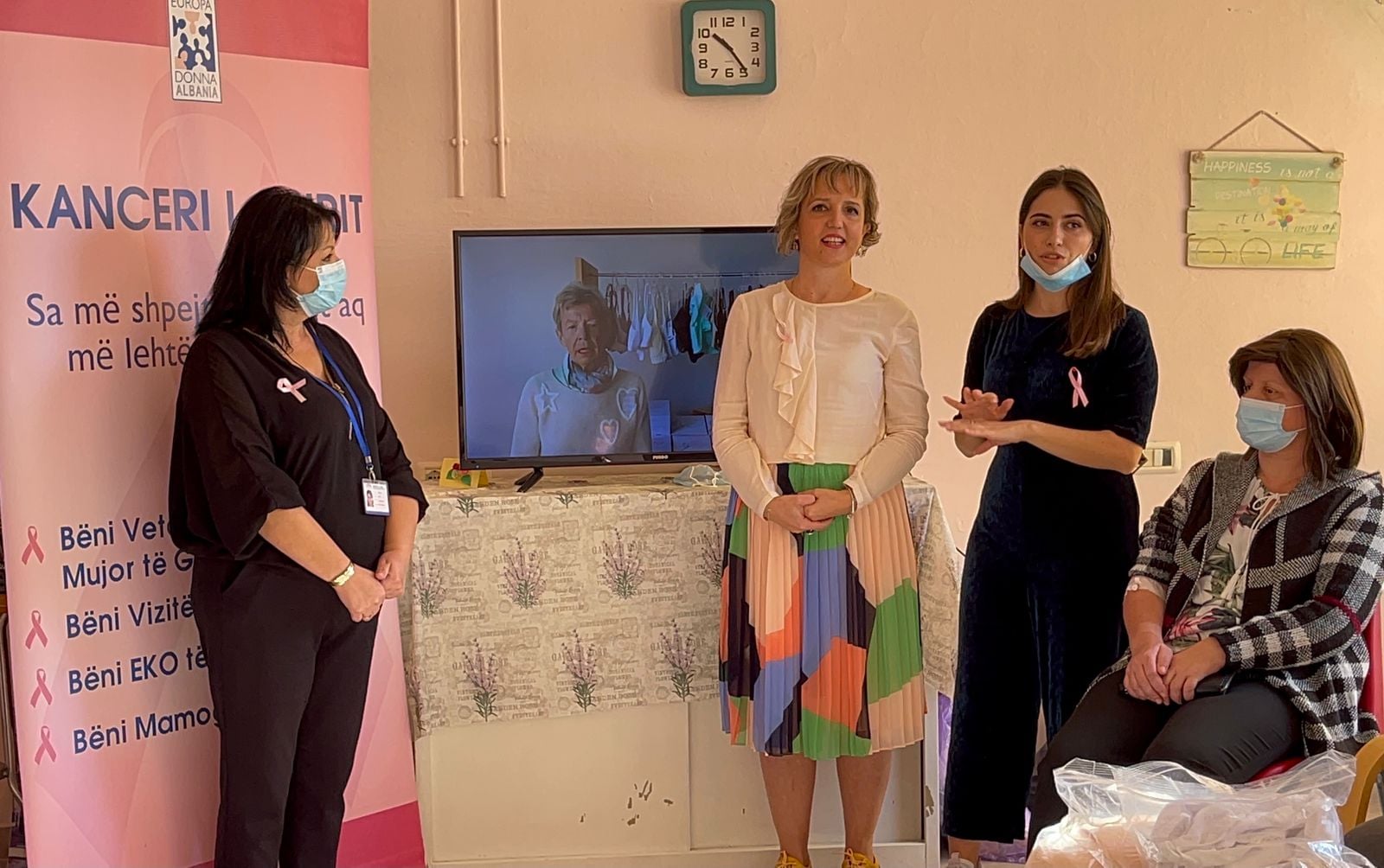 Europa Donna Albania dhuron proteza për gratë me kancer gjiri tek Onkologjiku në QSUT